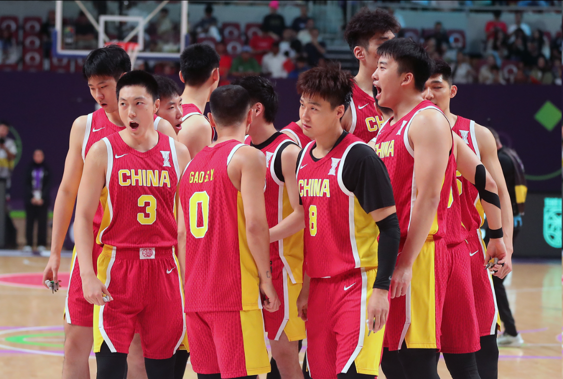 赛事直播-每天补贴300！中国男篮除夕还在训练，球迷：假装努力